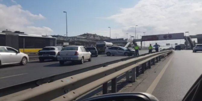 İstanbul'da E-5'i kilitleyen kaza!