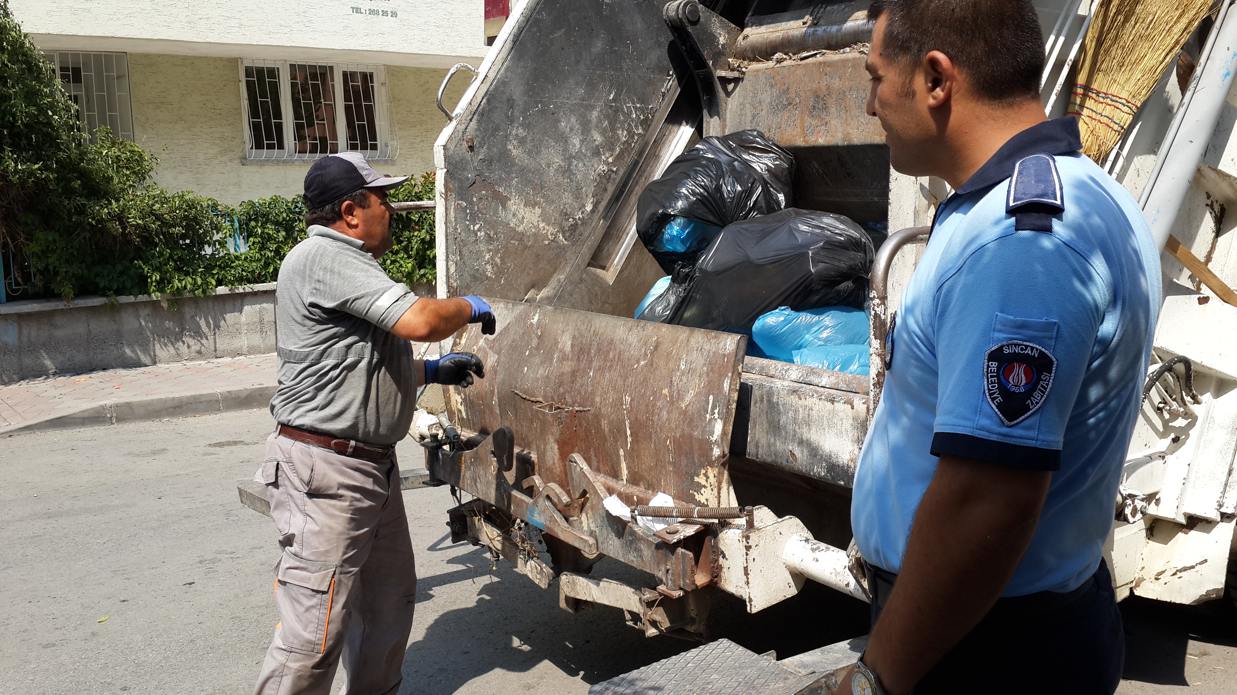 Sincan Zabıtası Çöp Evleri Temizledi