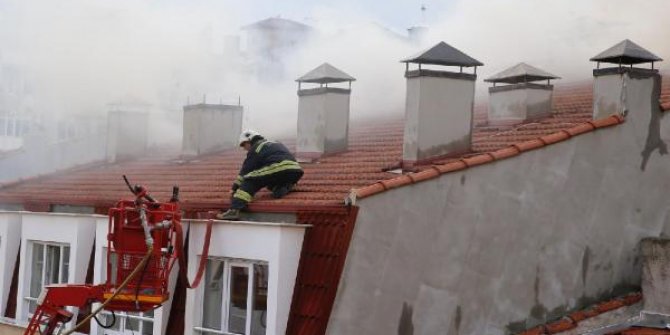 Eskişehir'de çatısına yıldırım düşen binada yangın çıktı