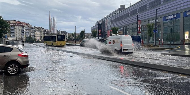 İstanbul'da gök gürültülü sağanak etkili oluyor