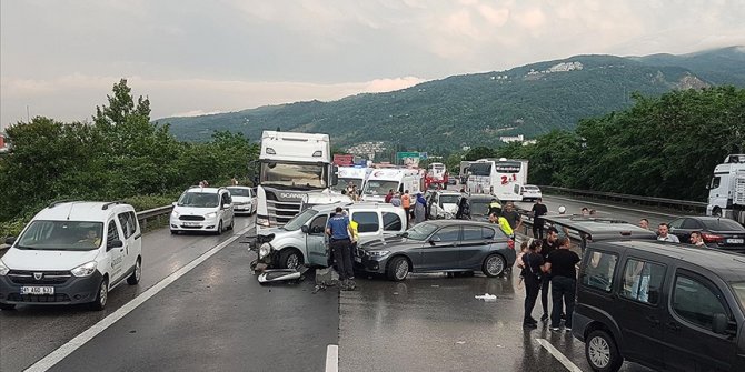 Anadolu Otoyolu'nda zincirleme trafik kazasında 8 kişi yaralandı