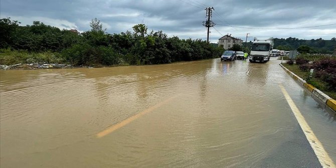 Su taşkını nedeniyle ulaşıma kapanan Akçakoca-Ereğli yolu açıldı