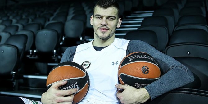 Anadolu Efes, Zizic'i kadrosuna kattı