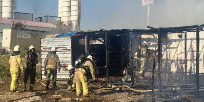 Tuzla'da imalathanede çıkan yangın 3 katlı binaya sıçradı