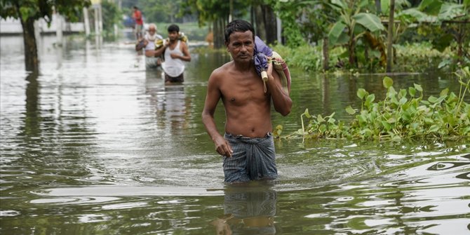 Hindistan'ın Assam eyaletindeki sellerde ölenlerin sayısı 100'ü geçti