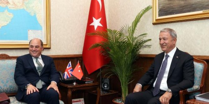 Bakan Akar, İngiliz mevkidaşı Wallace ile bir araya geldi