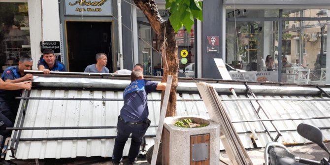 Akhisar'da şiddetli yağış ve fırtına hayatı olumsuz etkiledi