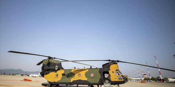 Marmaris'te yangında 10 tona kadar su atabilen CH-47 Chinook tipi helikopter görüntülendi