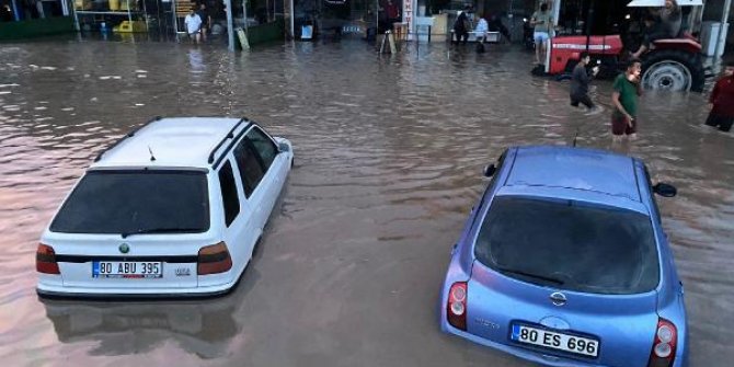 Osmaniye'de sağanak; iş yerlerini su bastı, araçlar suya gömüldü