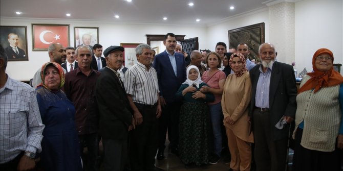 Çevre, Şehircilik ve İklim Değişikliği Bakanı Kurum, yeni evlerine kavuşan vatandaşlarla buluştu