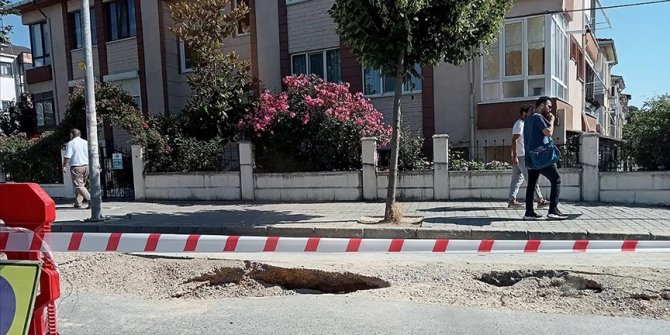 Büyükçekmece'de yoldaki çökme nedeniyle isale hattı zarar gördü