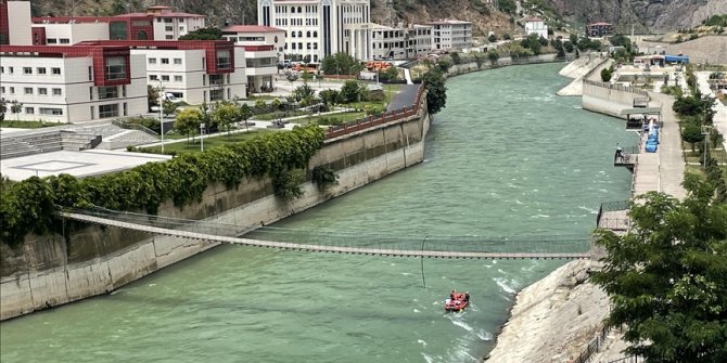 Çoruh Nehri'nde iki baraj arasındaki parkurda rafting gösterisi