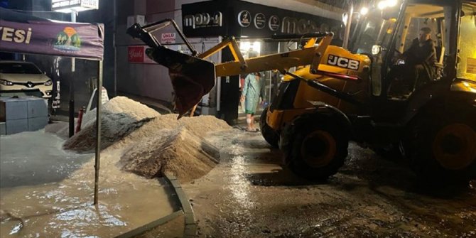 Sinop'ta sağanak su baskınlarına neden oldu