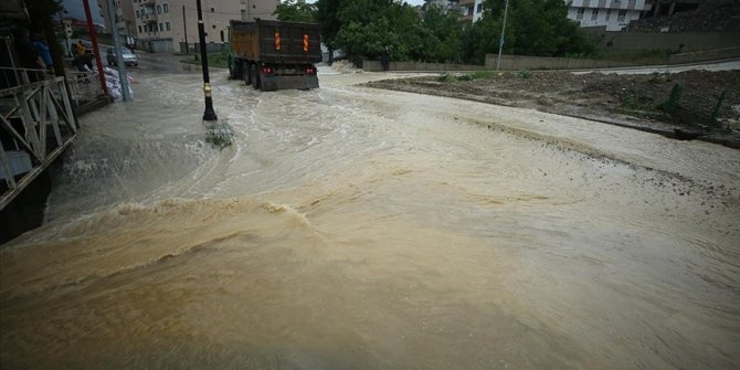 Bartın'da sağanak nedeniyle bazı evlerin bodrum katını su bastı, ulaşım aksadı