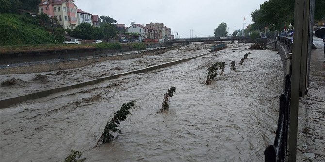 Kastamonu'da sağanak nedeniyle taşan çay su baskınlarına neden oldu