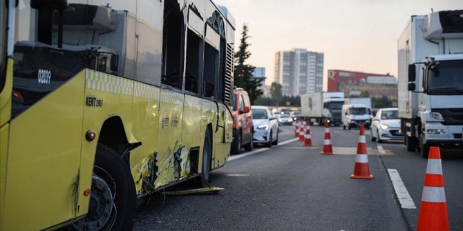 Otoyolda arızalanan İETT otobüsüne çarpan meyve yüklü kamyon devrildi