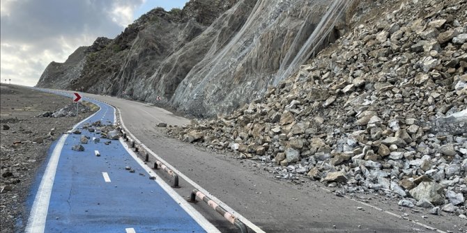 Hatay'da heyelan nedeniyle Samandağ-Arsuz sahil yolu ulaşıma kapandı