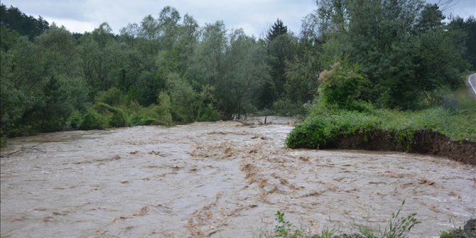 Mengen-Pazarköy yolunda ulaşım su taşkını nedeniyle kontrollü sağlanıyor