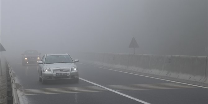 Bolu Dağı'nda sis nedeniyle görüş mesafesi 30 metreye kadar düştü