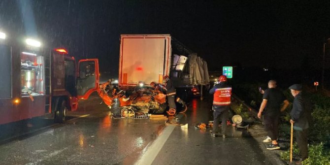 Sakarya'da 3 TIR, 1 otomobil çarpıştı: 1 ölü, 3 yaralı