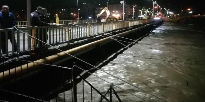 Alaplı Irmağı'nın taşması sonucu bazı ev ve iş yerlerini su bastı