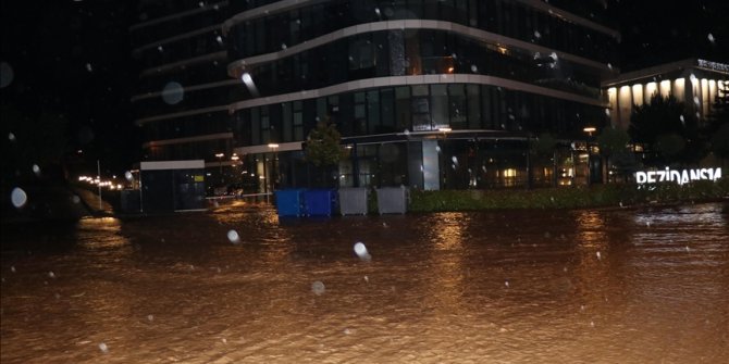 Sakarya'da sağanak taşkınlara neden oldu