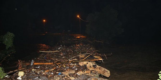 Düzce'de sağanak taşkınlara neden oldu