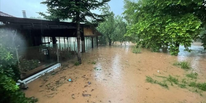 Bartın'da sağanak nedeniyle ırmak taştı, ev ve iş yerlerini su bastı