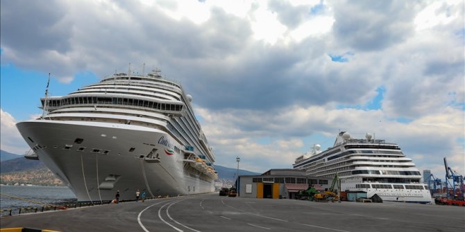 İzmir, 3 kruvaziyerle gelen 2 bin 300 turisti ağırladı