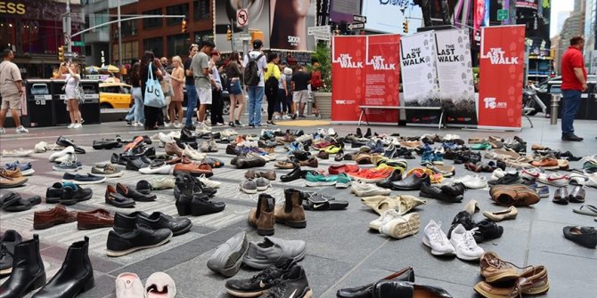 New York'un Times Meydanı'na 15 Temmuz şehitleri anısına 251 çift ayakkabı konuldu