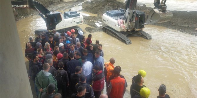 Düzce'de sele kapılan operatörü arama çalışmalarına ara verildi