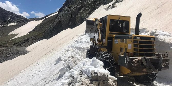 Bayburt'ta haziranın son gününde karla mücadele