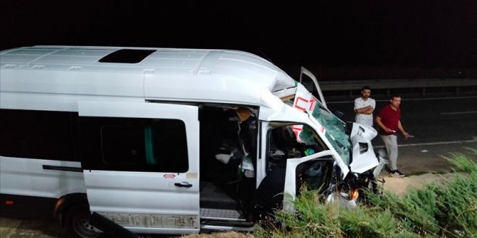 Kırklareli'nde beton mikseri ile midibüsün çarpıştığı kazada 13 kişi yaralandı