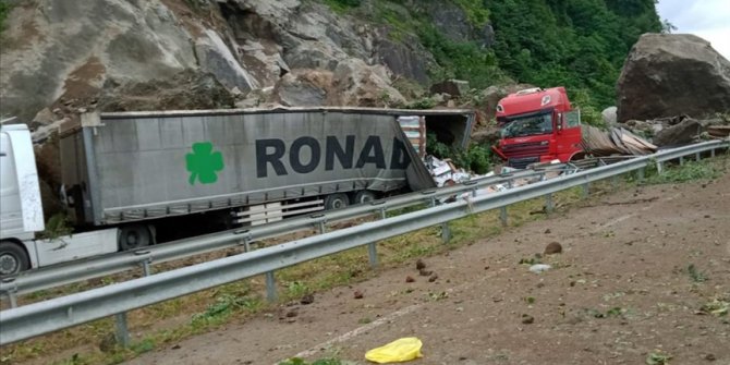 Artvin kara yolunda kaya düşmesi sonucu 1 kişi öldü