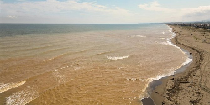 Sakarya'da sağanağın ardından Kocaali sahilinde kirlilik oluştu