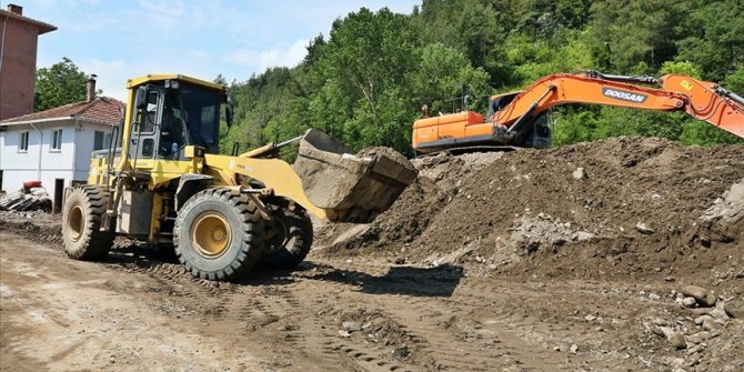 Bozkurt'ta selin izlerini silme çalışmaları devam ediyor