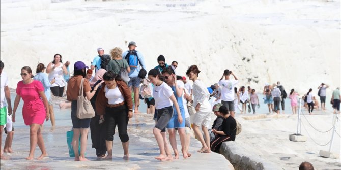 Pamukkale'yi yılın ilk yarısında yarım milyondan fazla turist gezdi