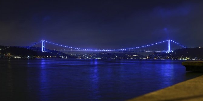İstanbul’da köprüler Denizcilik ve Kabotaj Bayramı için aydınlatıldı