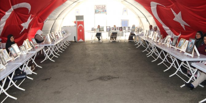 Diyarbakır annelerinden ikisi daha evlatlarına kavuştu