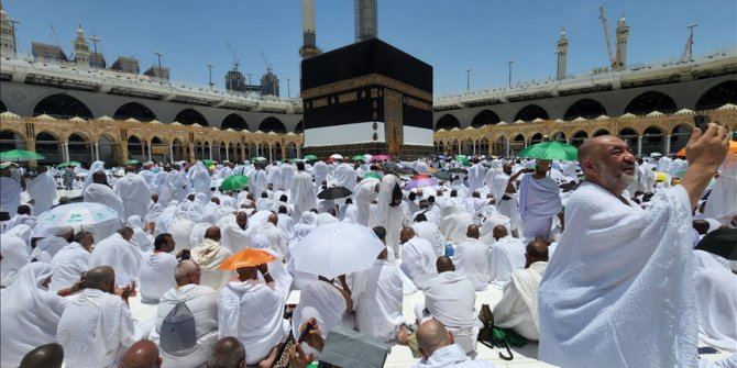 Yüz binlerce hacı adayı cuma namazını Mescid-i Haram'da kıldı