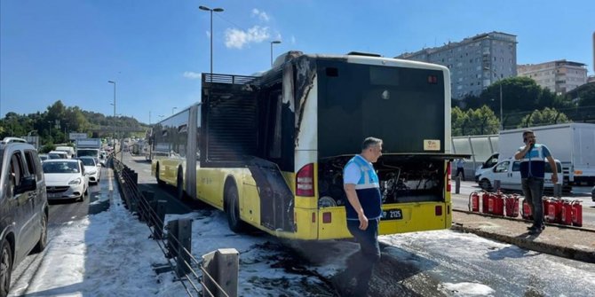 Haliç Köprüsü'nde seyir halindeki metrobüste çıkan yangın söndürüldü