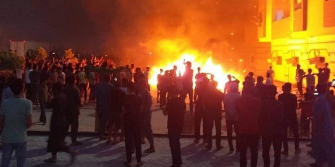Libya’da eylemciler Tobruk’taki Temsilciler Meclisini ateşe verdi