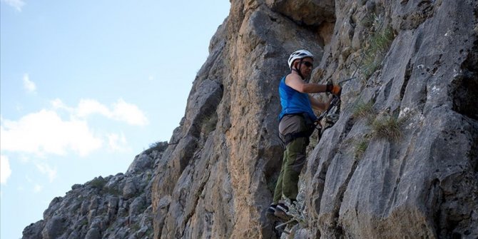 Görme engelli Türk dağcı Turhan, Viea Ferrata'ya tırmandı