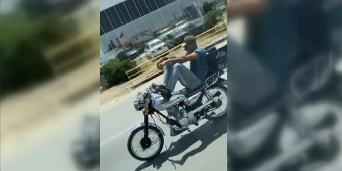 Adana'da motosiklet sürücüsünün tehlikeli yolculuğu kameraya yansıdı