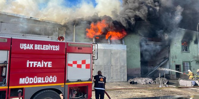 Uşak’ta tekstil fabrikasında çıkan yangına müdahale ediliyor
