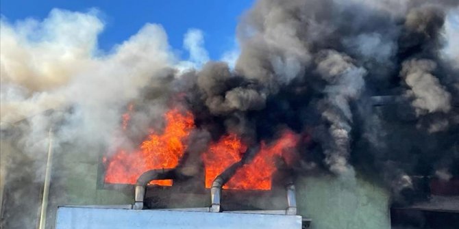 Uşak’ta tekstil fabrikasında çıkan yangına müdahale ediliyor