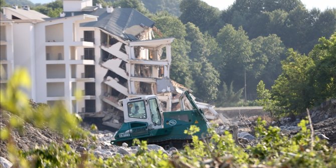 Düzce'de selden etkilenen dere yatakları ve köy yollarında çalışmalar sürüyor