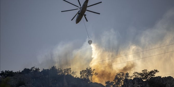 Antalya'nın Konyaaltı ilçesinde ormanlık alanda çıkan yangın kontrol altına alındı