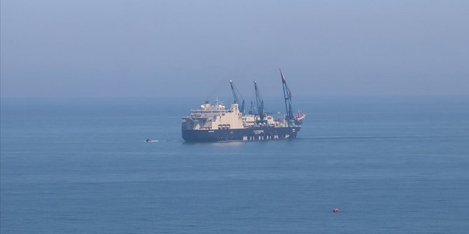 Derin denizde boru indirme işlemi yapacak gemi Zonguldak açıklarında