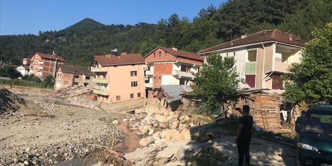 Karabük'te selden zarar gören evlerin yıkımına başlandı